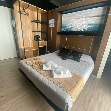 Th Luxury & 4* 지아르디니낙소스