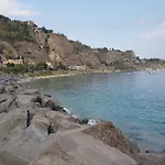 Th Luxury & Πανσιόν